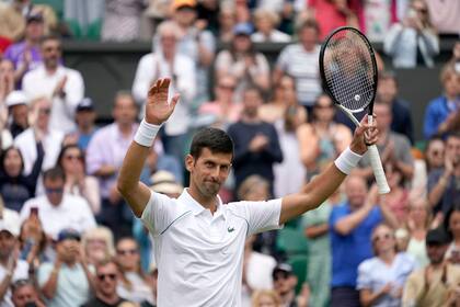 El serbio Novak Djokovic celebra tras vencer a Miomir Kecmanovic en el quinto día de Wimbledon, el viernes 1 de julio de 2022, en Londres. (AP Foto/Alberto Pezzali)