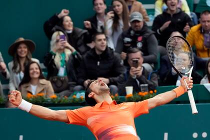 El serbio Novak Djokovic festeja tras vencer a su compatriota Miomir Kecmanovic en el Abierto de Serbia, en Belgrado, el jueves 21 de abril de 2022. (AP Foto/Darko Vojinovic)