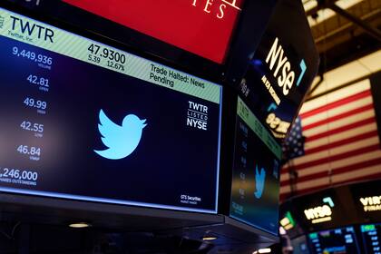 El símbolo de Twitter aparece encima de un puesto de operaciones, el martes 4 de octubre de 2022, en la Bolsa de Valores de Nueva York. (AP Foto/Seth Wenig)