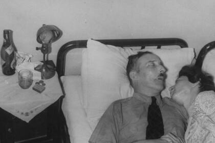 El suicida Zweig con su mujer, Lotte, como los encontró la policía en Río de Janeiro
