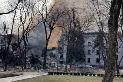 El teatro de Mariupol fue bombardeado el miércoles 16 de marzo de 2022, informaron las autoridades locales