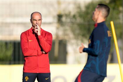 El técnico de Portugal Roberto Martínez observa a Cristiano Ronaldo durante un entrenamiento de la selección