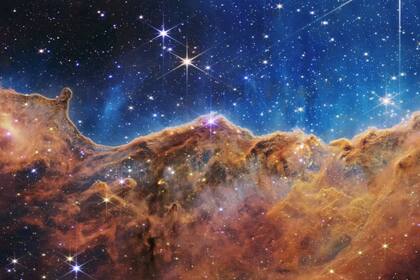 El Telescopio James Webb ha observado estrellas en sus estapas de formación, en la nebulosa Carina. Para una estrella individual, este período solo dura entre 50.000 y 100.000 años