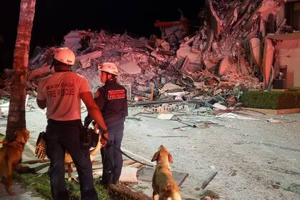 El trabajo de los rescatistas en el edificio colapsado en Miami-Dade, en EE. UU.