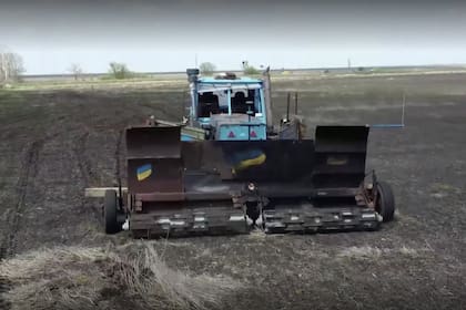 El tractor convertido en un ingenio invento para sacar minas de los campos de Ucrania