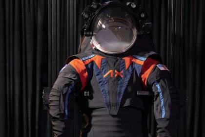 Así es el nuevo traje espacial con el que la NASA viajará a la Luna (y cómo se adapta mejor a las mujeres astronautas).