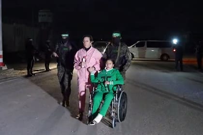 El traslado de Yuval Engel, que fue vista en silla de ruedas durante su liberación.