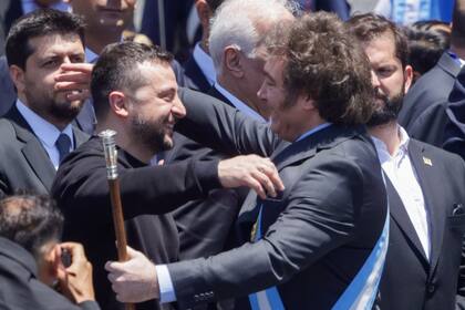 El ucraniano Volodimir Zelensky abraza al presidente Javier Milei durante el acto de su asunción en diciembre pasado