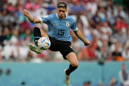 El uruguayo Federico Valverde controla la pelota en el partido ante Corea del Sur; el charrúa necesita ganar