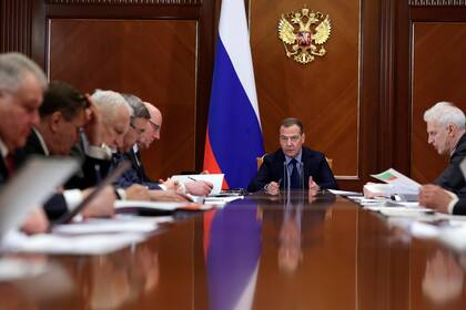 El vicepresidente del Consejo de Seguridad de Rusia, Dmitri Medvedev, en el centro, preside una reunión del Presidium del Consejo Presidencial para la Ciencia y la Educación el viernes 20 de enero de 2023 en la residencia estatal de Gorki, a las afueras de Moscú, Rusia. (Ekaterina Shtukina/Sputnik Pool Foto vía AP)