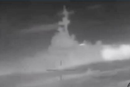 El video publicado en la red social de la agencia de inteligencia naval ucraniana GUR afirma mostrar a varios drones navales al atacar la corbeta rusa en el Mar Negro