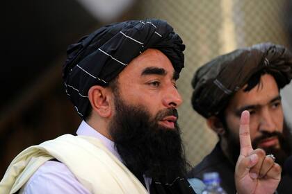 El vocero de los talibanes Zabihullah Mujahid durante la conferencia de prensa de hoy, en la que habló sobre las mujeres