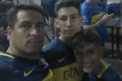 Elías junto a su padre posando con la camiseta de Boca tras un partido