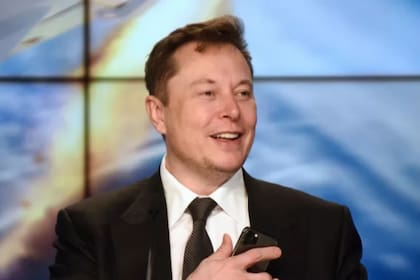 Elon Musk dice que está "pensando seriamente" en crear una red social alternativa a Twitter