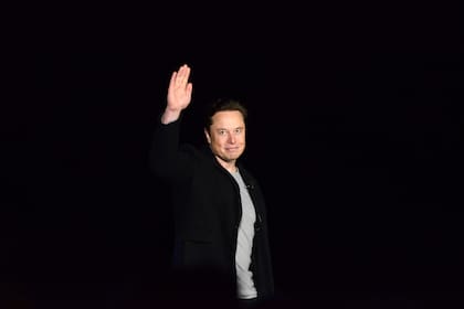 Elon Musk saluda mientras da una actualización de la nave espacial de SpaceX; en las últimas horas, se convirtió en el dueño de Twitter