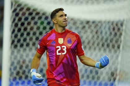 Emiliano 'Dibu' Martínez se agigantó en la definición por penales y llevó a la selección argentina a semifinales de la copa