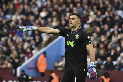 Emiliano "Dibu" Martínez, siempre una garantía en el arco de Aston Villa, esta vez para el triunfo por 4-1 frente a West Ham, por la novena fecha de la Premier League