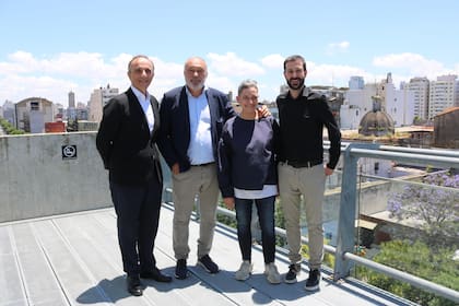 En 2024, el Macba levanta vuelo: Aldo Rubino, Roberto Varela Fariña, Javier Martín-Jiménez e Itziar Okariz en un balcón del museo porteño