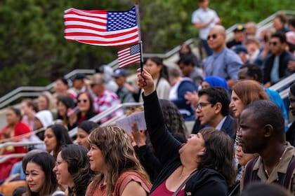 En el año fiscal 2023, Estados Unidos le dio la bienvenida a 878.500 nuevos ciudadanos