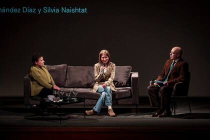 En el auditorio del Malba, Silvia Naishtat y Jorge Fernández Díaz  presentaron el libro “Cuesta abajo” de Juana Libedinsky