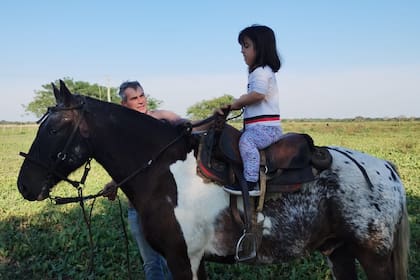 En el campo, andando a caballo junto a su padre, los momentos preferidos de Alma