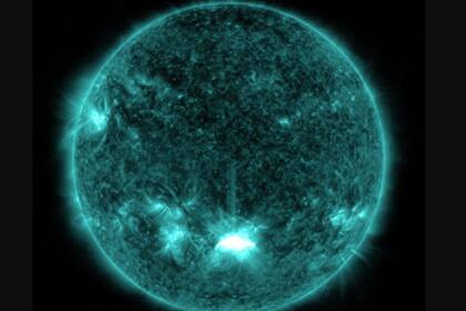En el centro de la parte inferior se aprecia la llamarada solar del 28 de octubre