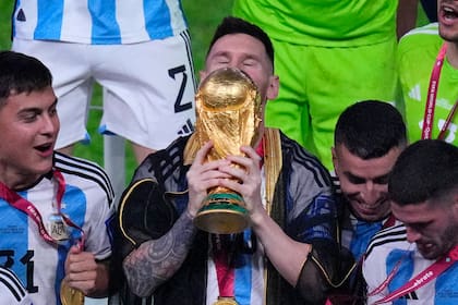 En el cierre, Lionel Messi volverá a levantar la Copa del Mundo ante miles de argentinos, en el Monumental