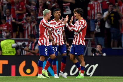 En épocas de felicidad, Joao Félix celebra un gol de Atlético de Madrid junto a Antoine Griezmann y Reinildo Mandava; luego, la relación con el DT Diego Simeone se tensó.