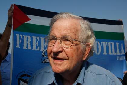 En esta foto de archivo del 20 de octubre de 2012, el activista Noam Chomsky participa en una conferencia de prensa en el puerto de Ciudad de Gaza para apoyar una flota con destino a Gaza (AP Foto/Hatem Moussa, Archivo)