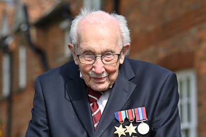 En esta foto de archivo tomada el 16 de abril de 2020, el veterano de la Segunda Guerra Mundial británico, el Capitán Tom Moore, de 99 años, posa en su jardín en el pueblo de Marston Moretaine, al norte de Londres