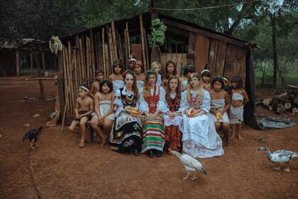 En esta foto de Mauricio Holc, ganadora del Primer Premio de un certamen de fotografía impulsado por la Unión Europea, se alude al intercambio entre la migración polaca y los guaraníes mbya de Misiones