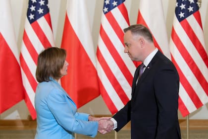 En esta foto difundida por la Presidencia de Polonia, la presidenta de la Cámara de Representantes de EEUU, Nancy Pelosi, saluda al presidente polaco Andrzej Duda en Varsovia, el lunes 2 de mayo de 2022. (Marek Borawski/Presidencia de Polonia)