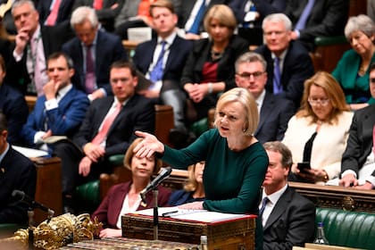 En esta foto distribuida por el Parlamento británico, la primera ministra Liz Truss responde preguntas en la Cámara de los Comunes, Londres, 12 de octubre de 2022. (Jessica Taylor/UK Parliament via AP)