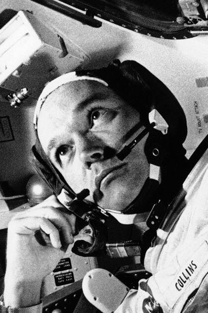 En esta fotografía del 19 de junio de 1969, el astronauta y piloto del módulo de comando del Apolo 11, Michael Collins, se toma un descanso durante el entrenamiento para la misión lunar, en Cabo Kennedy, Florida