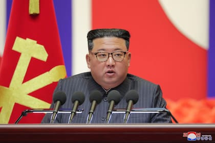En esta fotografía difundida por el gobierno de Corea del Norte, el mandatario norcoreano Kim Jong Un habla durante una "reunión de máxima emergencia de la campaña antiepidémica", el miércoles 10 de agosto de 2022, en Pyongyang, Corea del Norte. (Korean Central News Agency/Korea News Service vía AP)