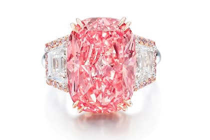 En esta fotografía sin fecha difundida por la casa de subastas Sotheby's puede verse el diamante rosa Williamson Pink Star. (Sotheby's vía AP)
