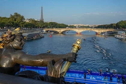 En esta imagen de archivo, deportistas se lanzan a nadar en el río Sena desde el puente Alejandro III