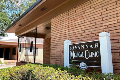 En esta imagen de archivo, el centro médico Savannah, que cerró recientemente y donde durante cuatro décadas se practicaron abortos, en Savannah, Georgia, fotografiado el 21 de julio de 2022. (AP Foto/Russ Bynum, archivo)