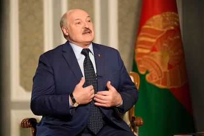 En esta imagen de archivo, el presidente de Bielorrusia, Alexander Lukashenko, se dirige a sus seguidores en la Plaza de la Independencia, en Minsk, Bielorrusia, el 16 de agosto de 2020. (AP Foto/Dmitri Lovetsky, archivo)