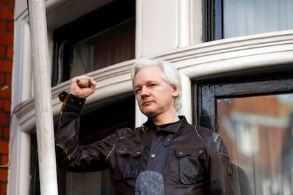 En esta imagen de archivo, Julian Assange saluda a sus seguidores en el exterior de la embajada de Ecuador en Londres, el 19 de mayo de  2017. (AP Foto/Frank Augstein, archivo)