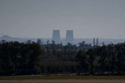 En esta imagen de archivo, la planta nuclear de Zaporiyia, vista a unos 20 km de distancia, en la región de Dnipropetrovsk, Ucrania, el 17 de octubre de 2022. (AP Foto/Leo Correa, archivo)