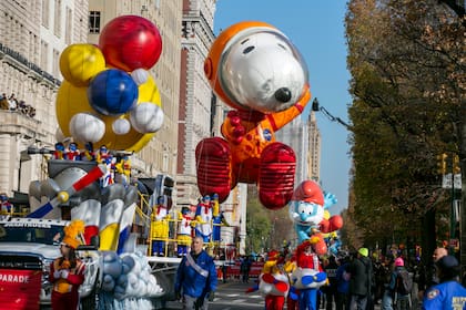 En esta imagen de archivo, un globo con forma de Snoopy astronauta en Central Park Oeste, en la Ciudad de Nueva York, durante el desfile del Día de Acción de Gracias de Macy's, el 24 de noviembre de 2022. (AP Foto/Ted Shaffrey, archivo)