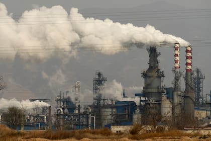 En esta imagen de archivo, una fábrica de procesado de carbón emite humo y vapor, en Hejin, en la provincia de Shanxi, China, el 28 de noviembre de 2019. (AP Foto/Olivia Zhang, archivo)