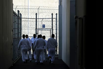 En esta imagen del 10 de septiembre de 2019, detenidos caminan hacia el área de recreación en la cárcel migratoria de GEO Group, en Tacoma, Washington, durante un recorrido para la prensa.  (AP Foto/Ted S. Warren)