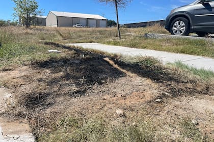 En esta imagen del 24 de septiembre de 2021 cortesía de Jason Allen y KTVT, se ve el sitio en el que se incendió un basurero con cuerpos desmembrados en su interior, en Fort Worth, Texas. (Jason Allen/KTVT via AP)