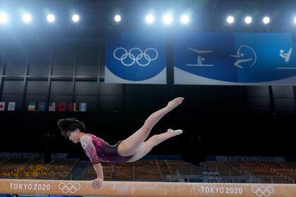 En esta imagen del 25 de julio de 2021, la japonesa Mai Murakami realiza su rutina en la viga de equilibrio durante las clasificatorias de gimnasia artística de los Juegos Olímpicos 2020, en Tokio. (AP Foto/Natacha Pisarenko, Archivo)