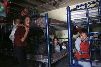 En esta imagen del 29 de marzo de 2022, migrantes descansan en un dormitorio en el albergue del Buen Samaritano, en Ciudad Juárez, México. (AP Foto/Christian Chavez, Archivo)