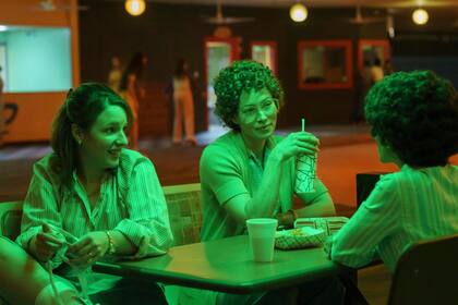 En esta imagen difundida por Hulu, Jessie Mueller, Jessica Biel y Selena Anduze, de izquierda a derecha, en una escena de la serie "Candy". (Hulu vía AP)