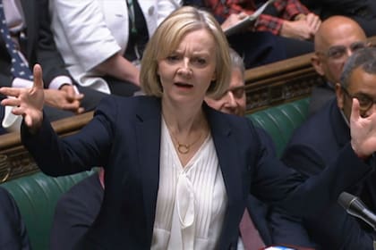 En esta imagen tomada de un video de la Cámara de los Comunes, la primera ministra de Gran Bretaña, Liz Truss, interviene en una sesión parlamentaria, el 19 de octubre de 2022. (Cámara de los Comunes/PA vía AP)