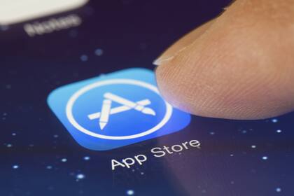 En Europa, Apple está obligada a permitir el acceso desde el iPhone a tiendas alternativas a su App Store, pero aun así cobra por permitir esa descarga; para la Unión Europea incumple las leyes digitales del continente